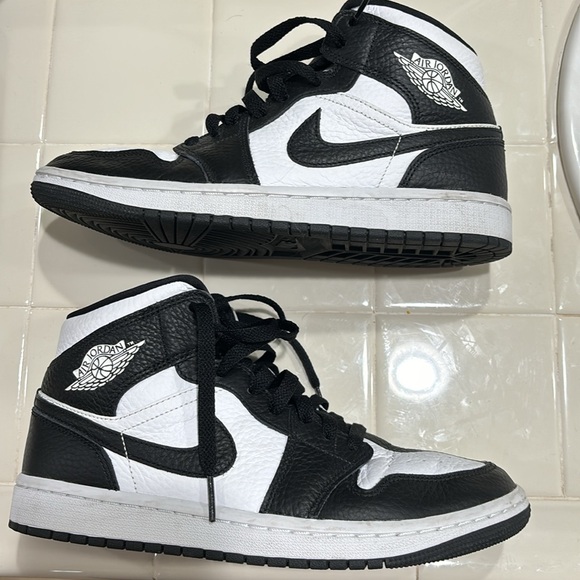 Air Jordans womens sz 9. Worn once inside the house. Didnt mean to order. - Picture 2 of 5